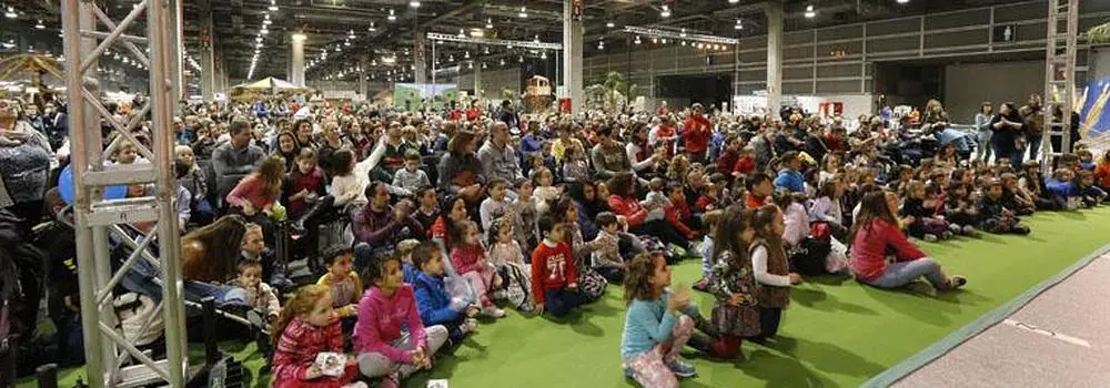 Niños disfrutan en Expojove.