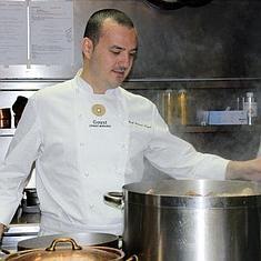 José Manuel Miguel, en la cocina del Goust en París. :: LP