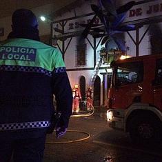Agentes de la Policía Local y bomberos, durante la extinción de las llamas en el asador. :: lp