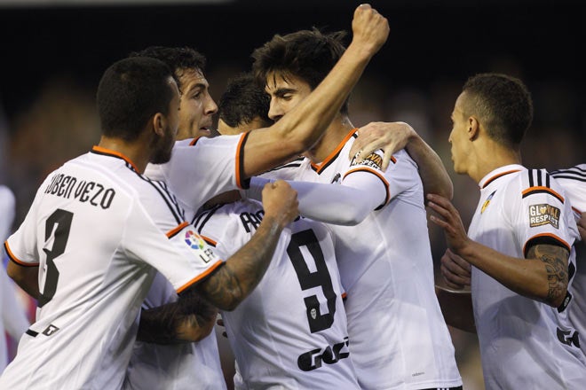 Los jugadores del Valencia celebran el priemr tanto ante el Levante UD.