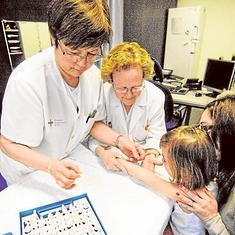 Una niña se somete a pruebas de alergia.