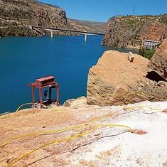 Una de las rocas del derrumbe de Cortes, con los orificios y el sistema de cables para activar los cartuchos y partirla desde dentro.