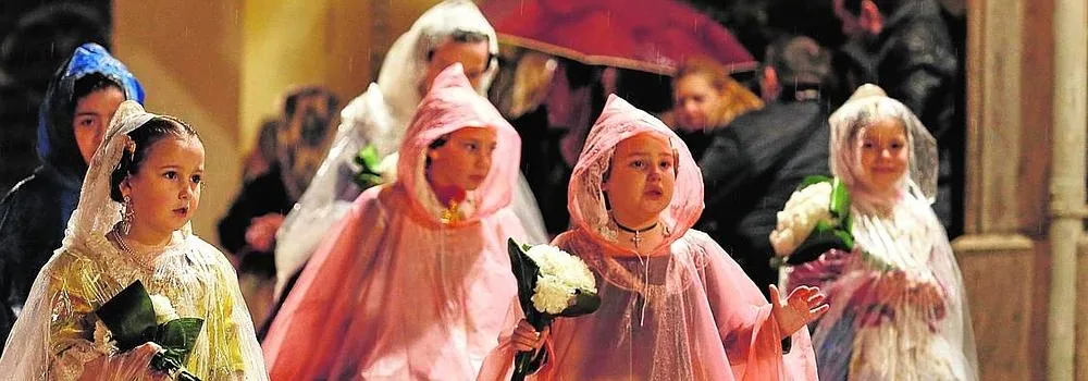 Un grupo de niñas de una comisión fallera desfilan juntas a su llegada a la plaza de la Virgen. :: i. marsilla