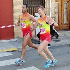 Natacha López corre junto a su marido, David Serrano, ayer en Alfafar.