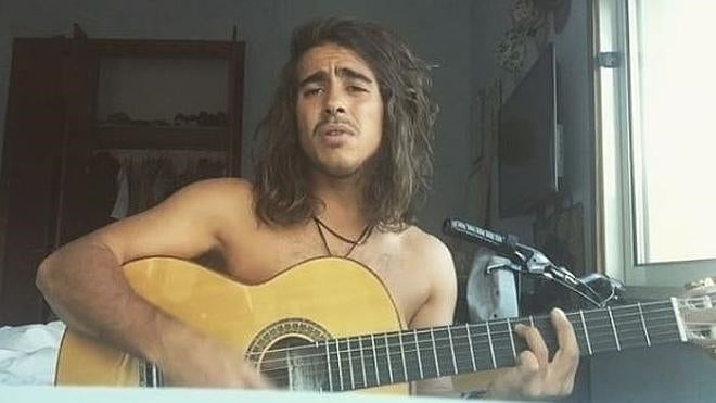 El hijo de Mariló Montero y Carlos Herrera canta en las redes sociales