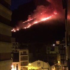 Las llamas en el monte justo encima de Tavernes de la Valldigna.