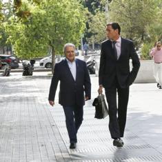 Alfonso Rus y uno de sus abogados, ayer, cerca de la Ciudad de la Justicia. :: irene marsilla