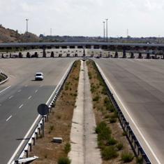 Una furgoneta de mantenimiento sale de un peaje de la radial R-3 (Madrid-Arganda), actualmente en liquidación. :: REUTERS/Sergio Perez