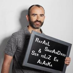 El autor sujeta un cartel con el título de su libro. :: lp