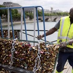 París venderá los «candados del amor» que quitó de sus puentes
