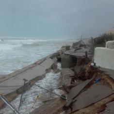 Olas de más de 6 metros derriban el muro de la Casbah de El Saler