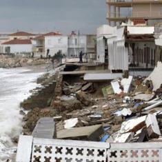 Viviendas destrozadas en primera línea de playa en Dénia, ayer. :: tino calvo