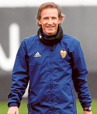 José María Sanz, segundo entrenador del Valencia CF: «Estamos locos por ganar y jugar bien; aquí no falta compromiso»
