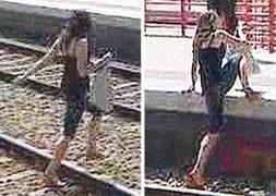 Una mujer cruza, ayer, las vías en el apeadero de Castelldefels, una 'costumbre' de miles de pasajeros. ::                             TVE