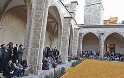 Asistentes a la inauguración de ayer del Centre del Carme pasean por la sala del refectorio. ::                             JESÚS SIGNES