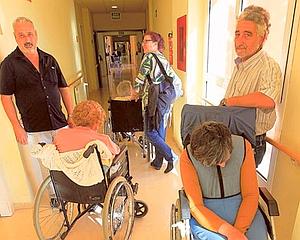 Residentes y sus familiares, ayer en un centro de la Comunitat. / J. J. Monzó