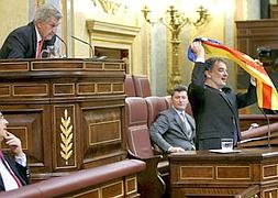 Bosch y su bandera independentista ayer en el Congreso. / Efe