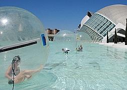 Burbujas para rodar sobre el agua o un jardín de astronomía, en Valencia