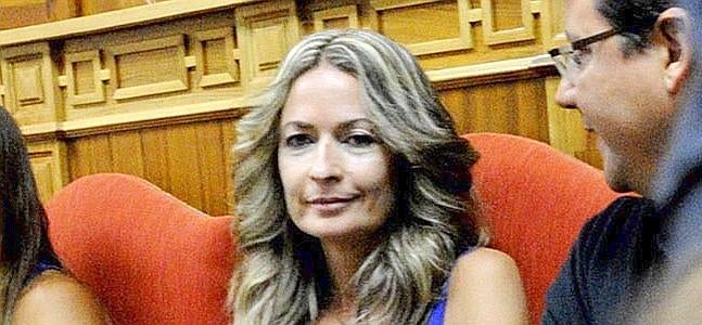 La concejala socialista de Los Yébenes (Toledo) Olvido Hormigos Carpio durante el pleno del Ayuntamiento celebrado esta tarde en la localidad toledana. EFE