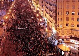 Miles de personas manifestándose en el centro de Valencia. / Efe