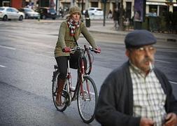 Una ciclista por Valencia. / Txema Rodríguez