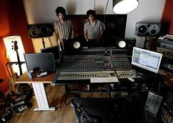 Alberto Rodilla y Papu Sebastiá, en el estudio de grabación. / EFE-J.C. Cárdenas
