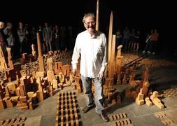 Navarro posa junto a una muestra de su obra. / J. Signes
