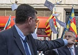 El portavoz de Compromís en Les Corts, Enric Morera (izqda), es increpado por varios miembros del Grup d'Acció Valencianista (GAV), acusándole de catalanista, durante la procesión cívica en el Día de la Comunitat Valenciana. EFE