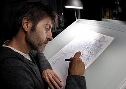 Paco Roca trabajando en su estudio de Valencia. / Juan Carlos Cárdenas