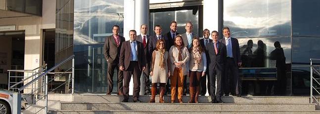 Los responsables de Opel Palma, frente a sus instalaciones. / LP