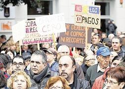 Protesta de dependientes, junto a la Generalitat. / Marsilla