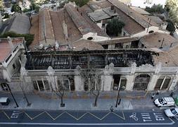 Vista aérea del edificio de Bombas Gens tras el incendio sufrido anoche. / Jesús Signes