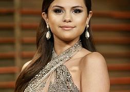 La actriz Selena Gomez desfiló por la alfombra roja de los Oscar. / Reuters