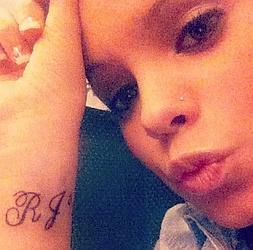 Gloria Camila se tatúa las iniciales de su madre