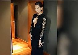 Hiba Abouk enseña su pecho operado