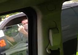 Un hombre choca tras hacer una 'peineta' al volante