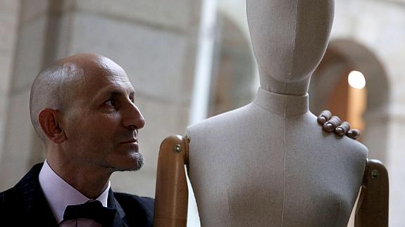 El creador Modesto Lomba posa junto a un maniquí durante las jornadas 'Viva mi talla'.