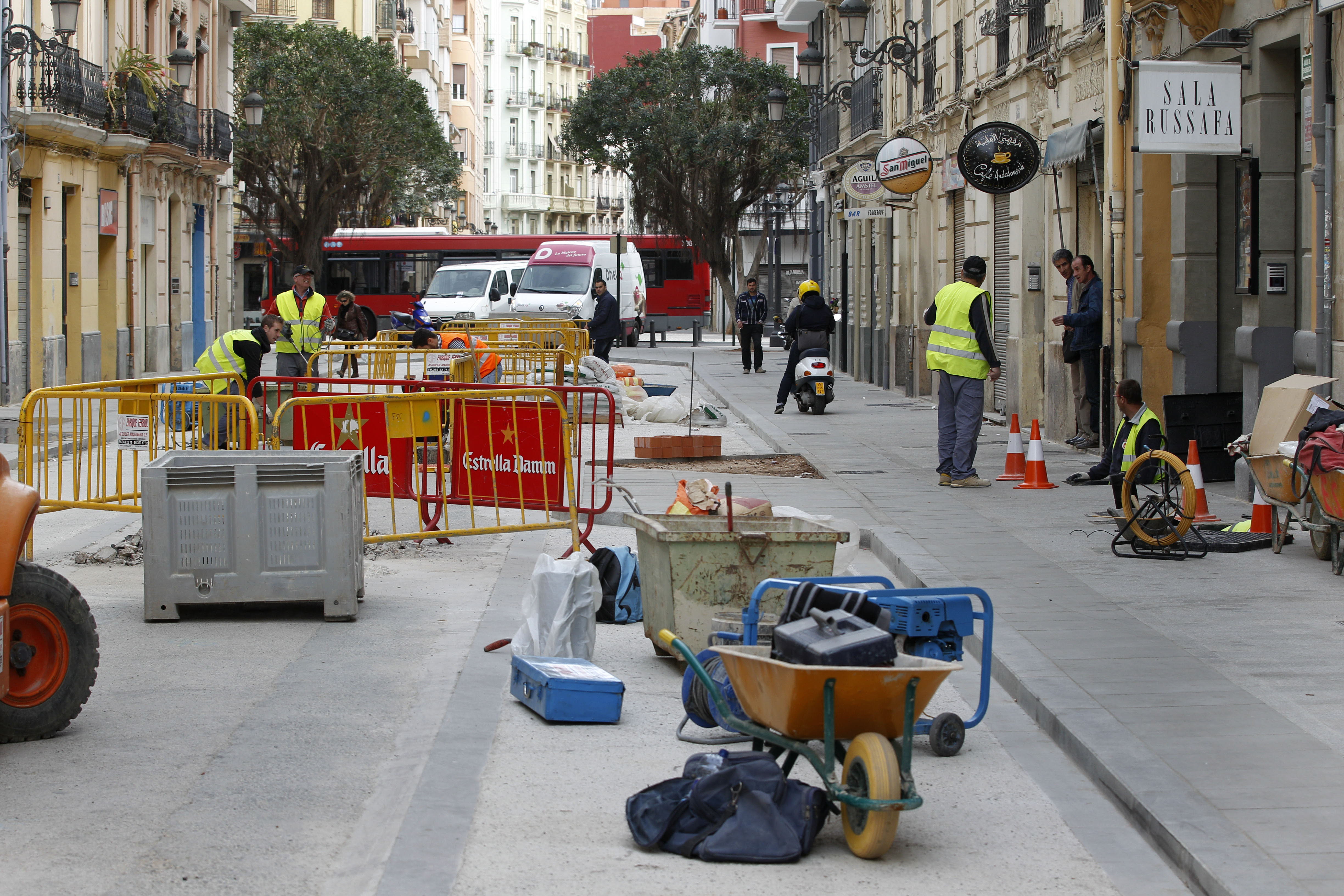 Obras de urbanización en la calle Dénia, en una imagen tomada a finales de marzo.