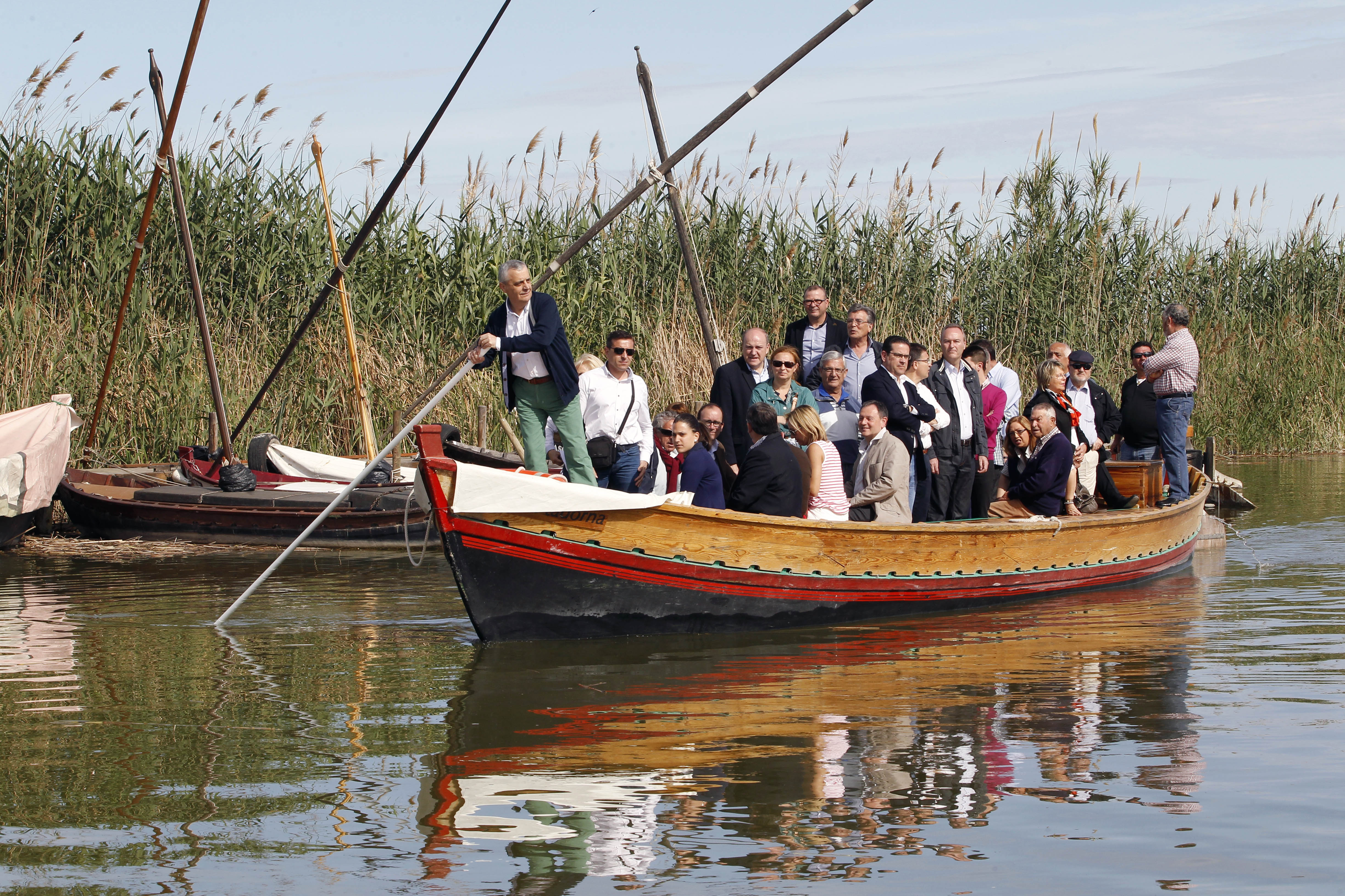 Fabra, en el centro, ayer junto a Castellano y Bellver, en barca por la Albufera.