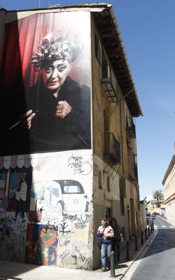 Una de las fotografías gigantes que decoran el barrio.