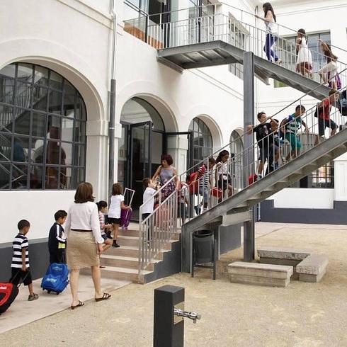 Un grupo de escolares accede a las instalaciones del colegio Sant Francesc de Borja. 