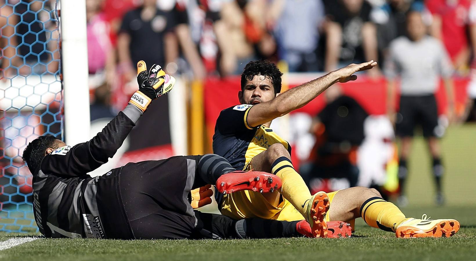 Keylor, la cara del Levante, junto a Diego Costa, la cruz del Atlético ayer. 