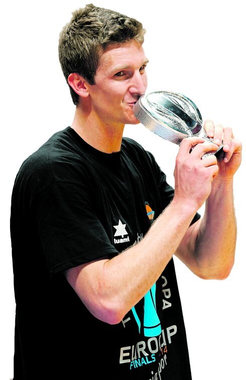 Justin Doellman besa el trofeo que le acredita como MVP de la final de la Eurocup 2013-2014.