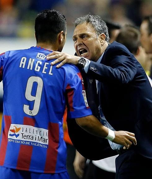 Caparrós, dando órdenes a Ángel durante el derbi con el Valencia. 