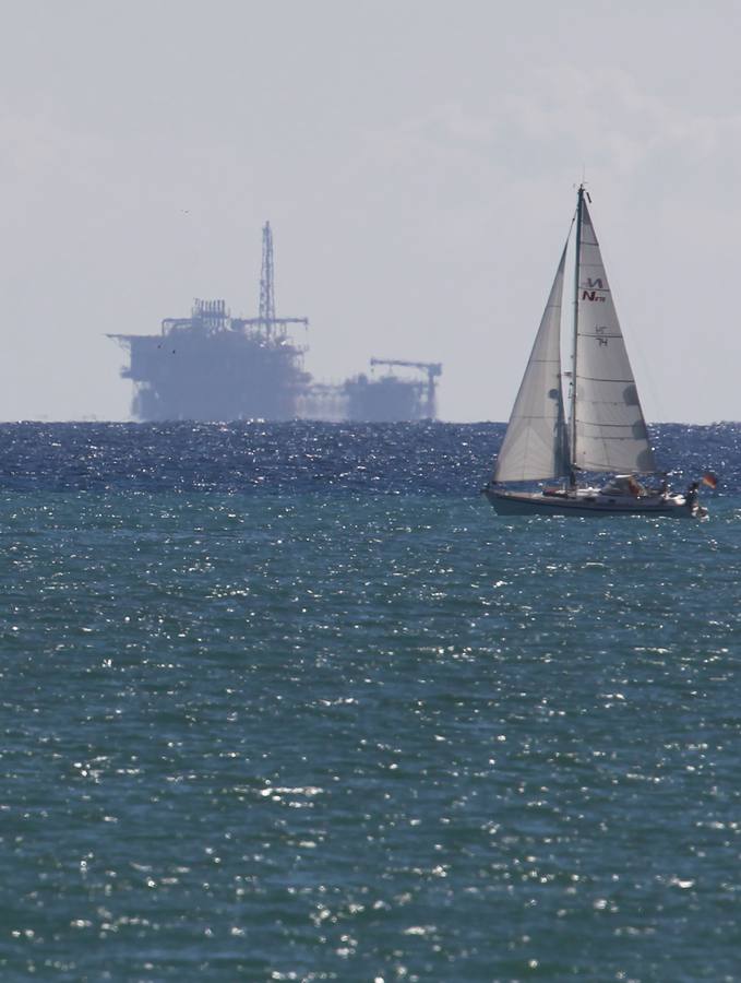 Un velero, con la plataforma al fondo de la imagen