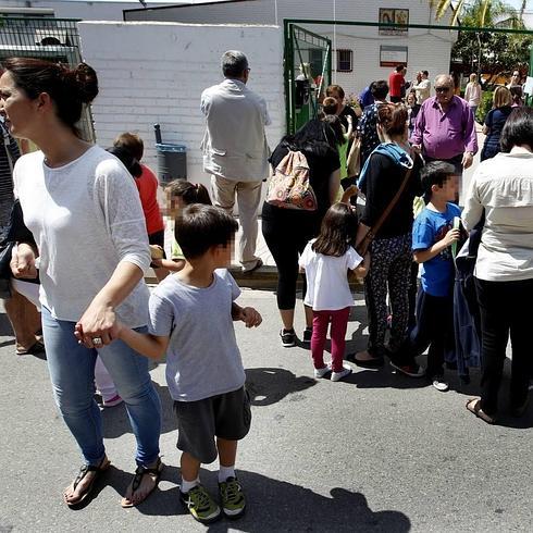 Padres de alumnos del colegio de Rafelbunyol acuden a recoger a los niños del centro.