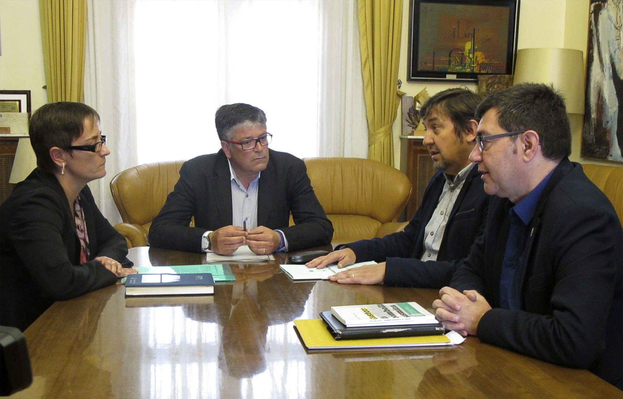 Fotografía facilitada por el Ayuntamiento de Benicarló de su alcalde, Marcelino Domingo (c), durante la reunión mantenida con los alcaldes de los municipios del entorno del Castor, para tratar el contenido del informe del Instituto Geográfico Nacional.