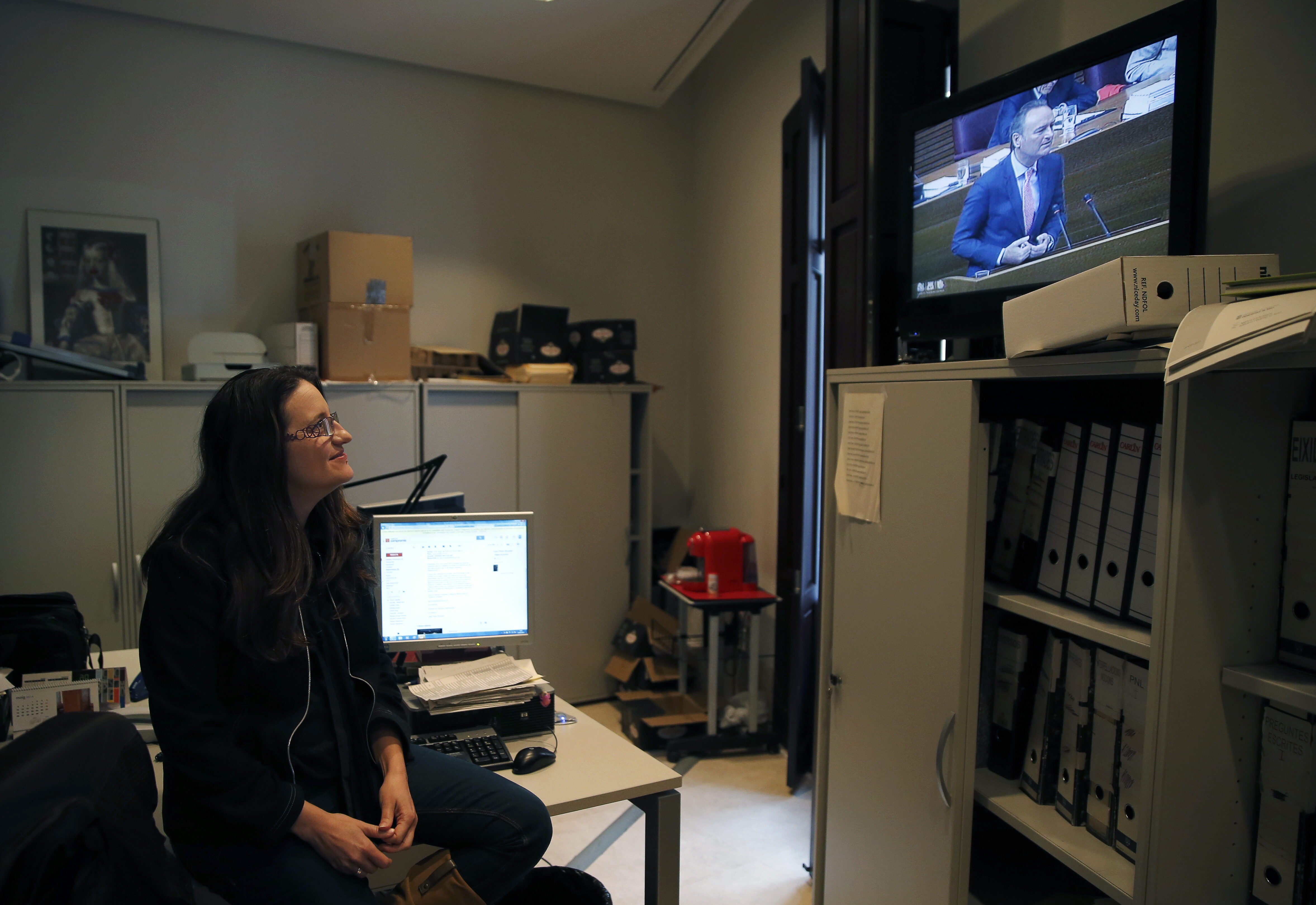 Mónica Oltra sigue el pleno de Les Corts por televisión. EFE/KAI FÖRSTERLING