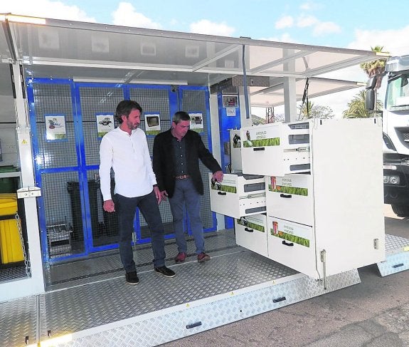 El edil Juan Carlos Signes y José Vicente Saura, ayer, en el ecoparque móvil de Dénia. 