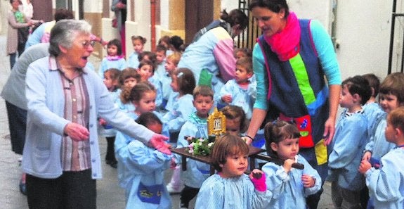 Los pequeños de la Escuela Infantil La Purísima, ayer, en la procesión de la patrona por las calles de la ciudad para pedir que llueva en el municipio. 